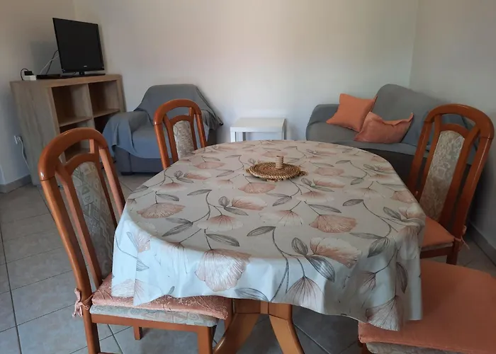 Mit Privater Terrasse By Interhome * بنجول